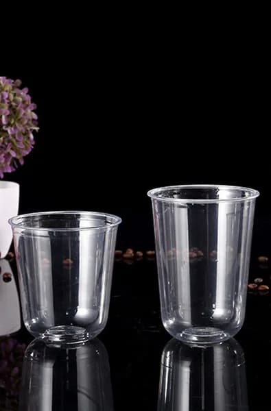 Vasos plásticos en forma de U
