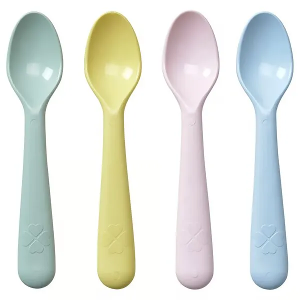 Cuatro cucharas toppineras plásticas en colores pastel: verde, amarilla, rosada y azul