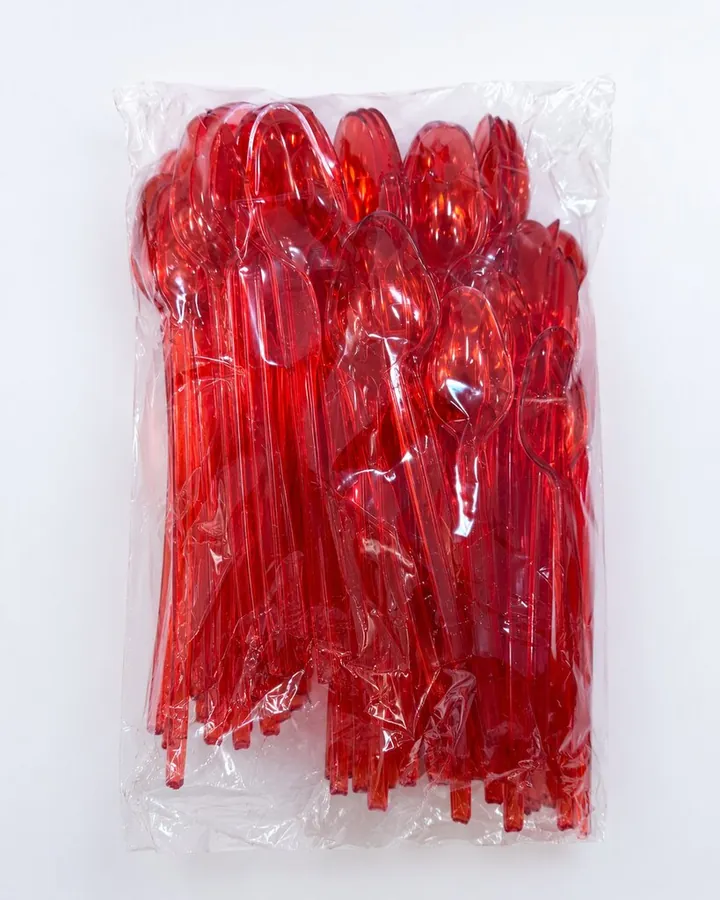 Paquete de cucharas largas plásticas Plama, rojas y traslúcidas, en su bolsa