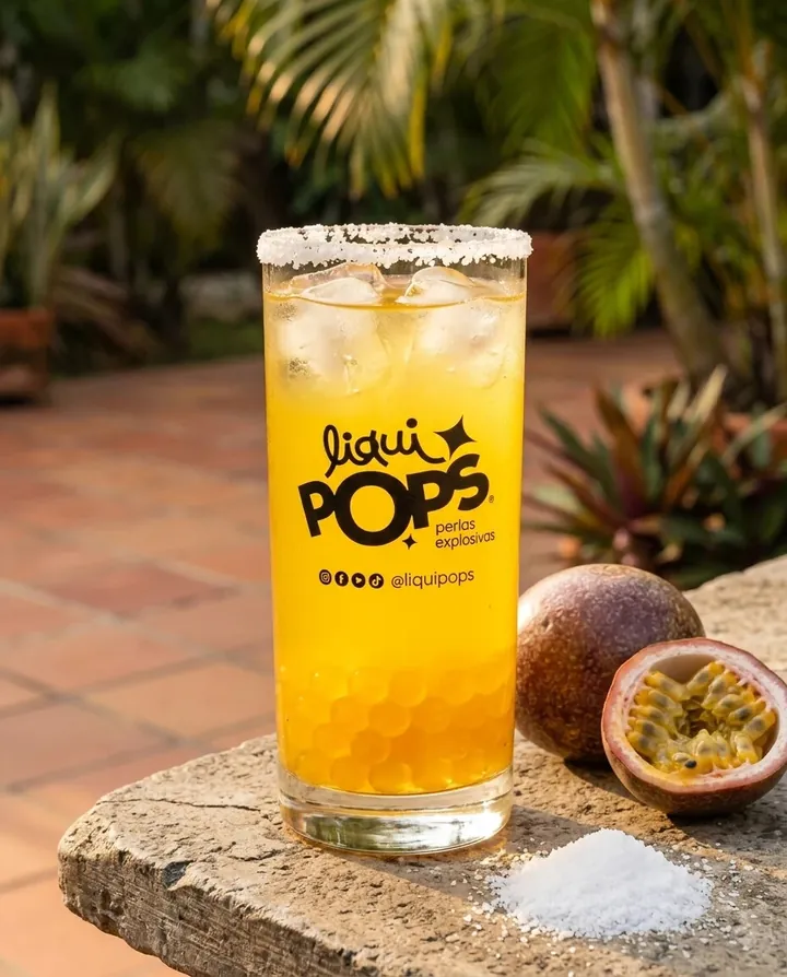 Limonada de maracuyá con sal y perlas explosivas LiquiPops, con maracuyá y sal al lado