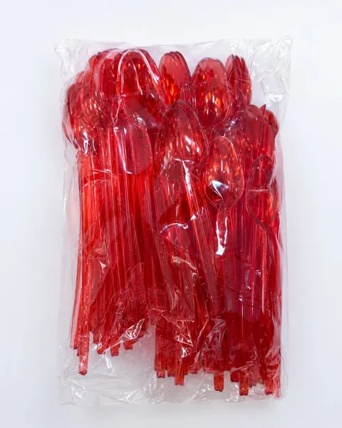 Paquete de cucharas largas plásticas Plama, rojas y traslúcidas, en su bolsa